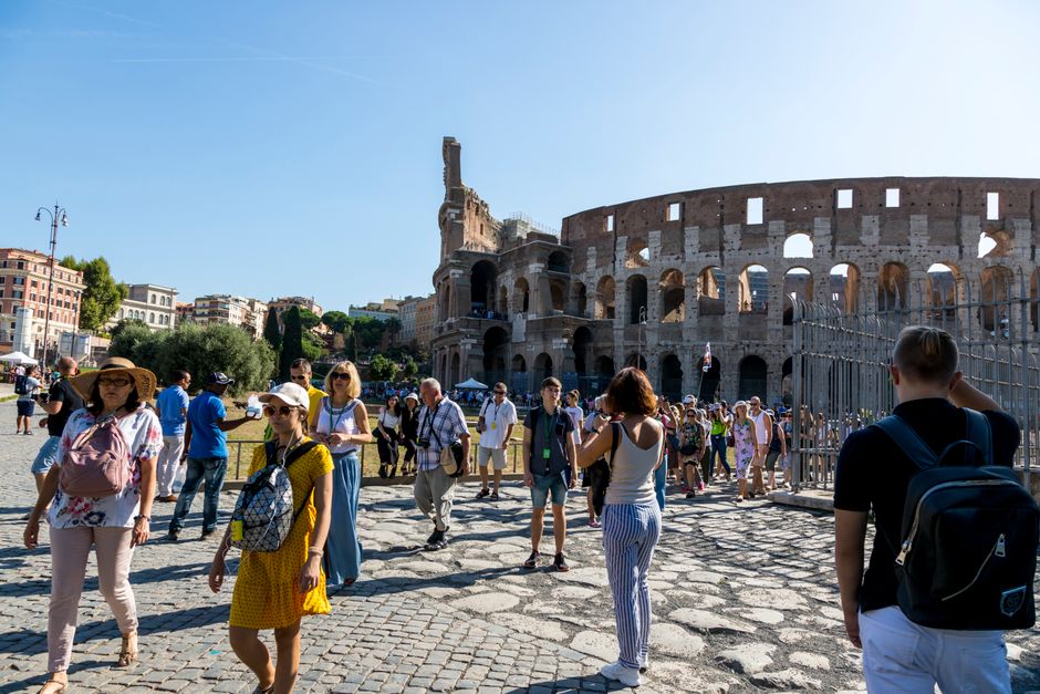 Turisti razgledavaju Koloseum u Rimu