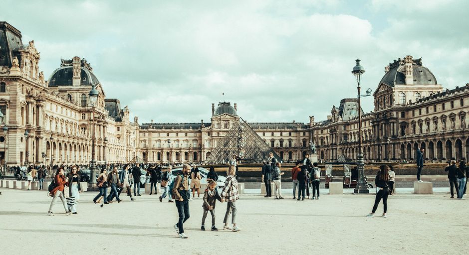 Šetnja ispred Louvre muzeja u Parizu
