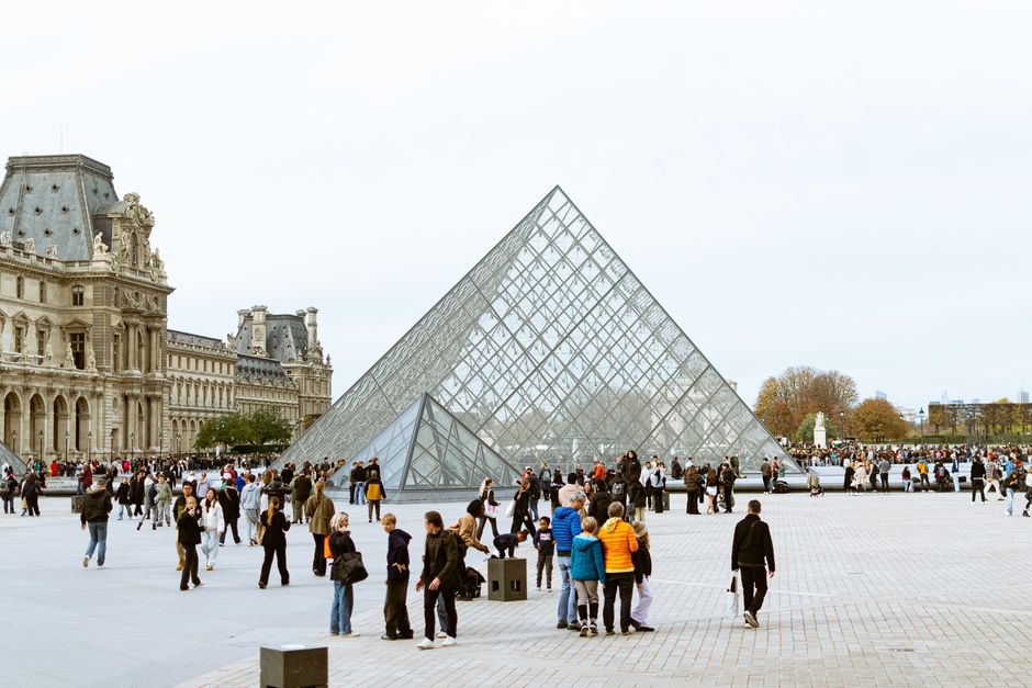 Turisti oko Louvre piramide